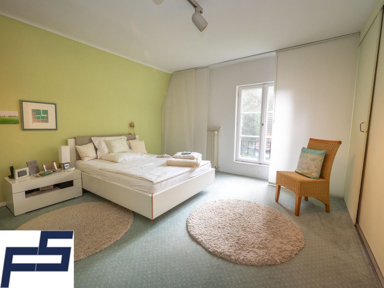 Schlafzimmer mit Blick in den Garten